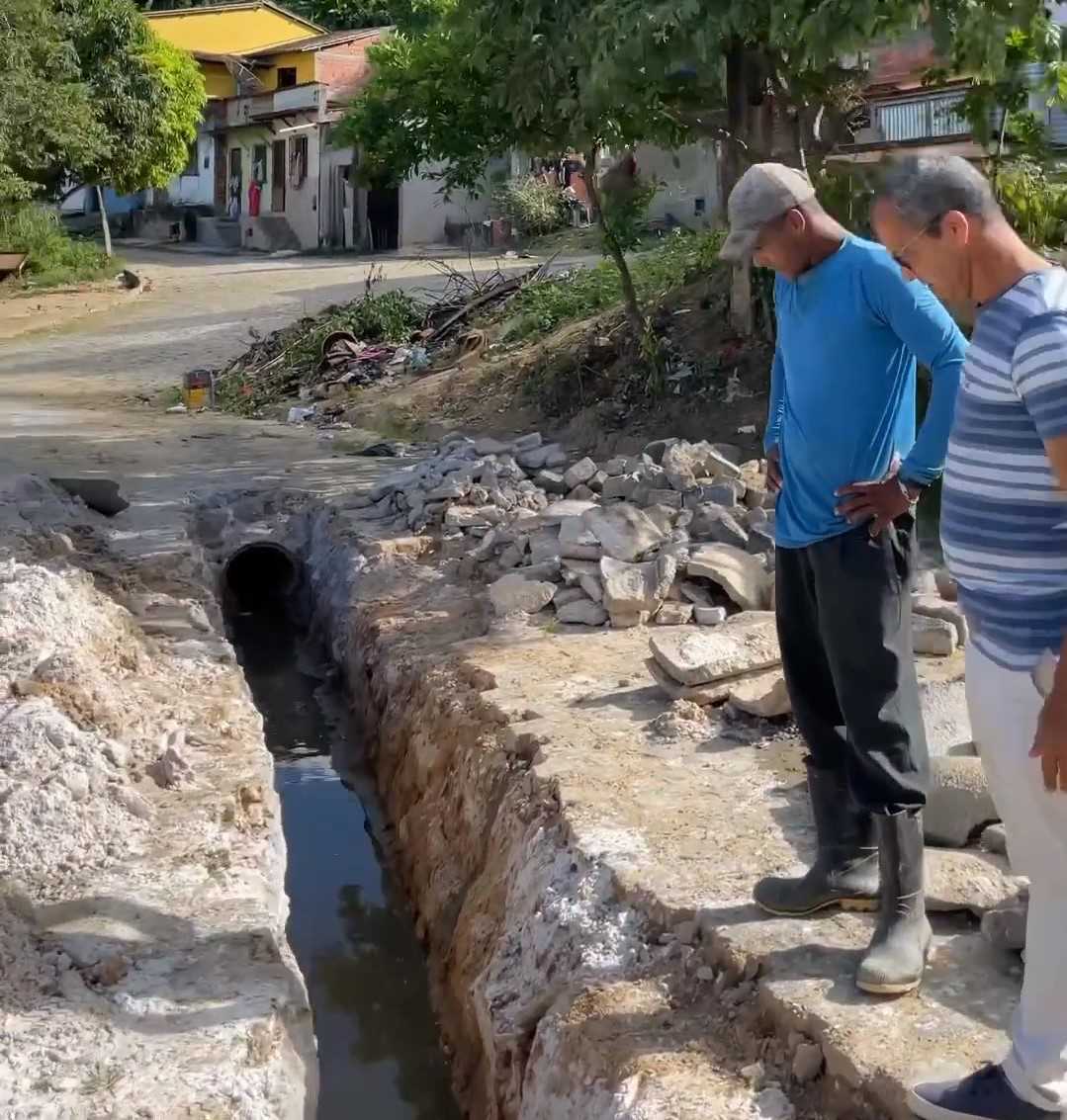 Camacã: Prefeito Paulo do Gás acompanha equipes no trabalho de limpeza e recuperação de ruas